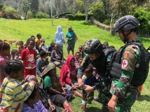 Kecintaan TNI Untuk Warga Kampung Milawak, Satgas Yonif R 303 Kostrad Berikan Pelayanan Kesehatan