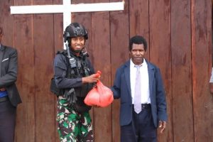 Al-Kitab dan Sembako Untuk Nduga, Satgas Kostrad Rajut Silaturahmi Bersama Warga Papua Pegunungan