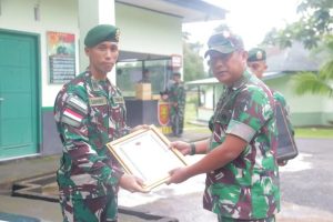 Pangdam XVI/Patimura Selaku Pangkoops Satgas Pamrahwan, Berikan Penghargaan Kepada Satgas Yonarmed 11 Kostrad