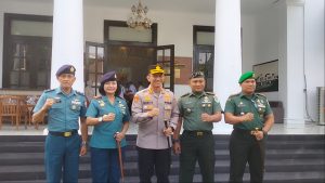 Sinergitas TNI-Polri, Lanal Bandung Beserta Kodim 0618/BS Beri Kejutan ke Polrestabes Kota Bandung Dalam Rangka HUT Bhayangkara Ke-77 Tahun 2023
