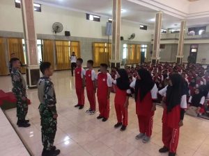 Prajurit Yonif PR 503/Mayangkara Kostrad Berikan Pembekalan Tentang Wawasan Kebangsaan dan Pemberian PBB