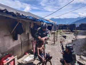 Ajarkan Hidup Sehat dan Rapi, Satgas Yonif Raider 303 Kostrad, Cukur Rambut Anak-Anak Papua Secara Gratis