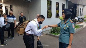 Komandan Lanal Bandung Berangkatkan Calon Taruna dan Taruni Sub Panda Lanal Bandung tahun 2023