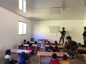 Terus Peduli Pendidikan, Satgas Yonif Raider 303 Kostrad Kembangkan Rumah Baca Cakra