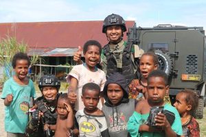 Full Senyum, Begini Potret Kedekatan Satgas Mobile Yonif MR 411 Kostrad dan Anak-anak Papua