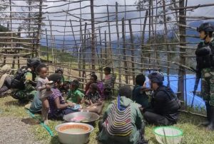 Makan Bersama Sebagai Sarana Komunikasi Sosial Yang Efektif Antara Satgas Yonif Raider 303 Kostrad dengan Masyarakat