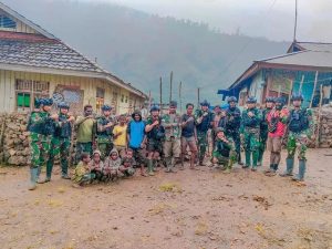 Warga Distrik Mbua Bersama Personel Satgas Bahu Membahu Perbaiki Pos Satgas Yonif PR 433/Julu Siri