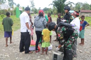 Aksi Prajurit Kostrad dan Petugas Kesehatan di Pedalaman Papua Gelar Kegiatan Imunisasi