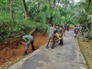 Ciptakan Kondisi Lingkungan Yang Aman dan Bersih, Prajurit Yonif Raider 323 Kostrad Terjun ke Desa Binaan