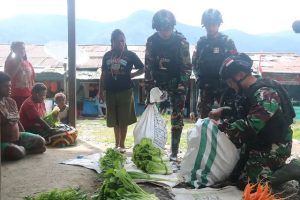 Warga Puncak Papua Terkejut, Satgas Yonif Raider 303 Kostrad Bawa Habis Hasil Bumi
