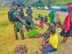 Meningkatkan Kesejahteraan Warga Mbua, Satgas Yonif PR 433/Julu Siri Belanja Hasil Bumi Warga