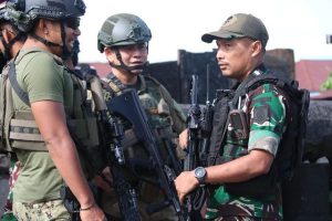 Sinergi Menjaga Negeri, Dansatgas Mobile Yonif MR 411 Kostrad Antarkan Kapolres Nduga Pindah Tugas