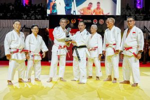 Pangkostrad Letjen TNI Maruli Simanjuntak, M. Sc., Sematkan Sabuk Hitam Judo Kepada Kapolri