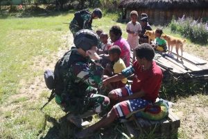 Tidak Berhenti Melayani, Satgas Yonif Raider 303 Kostrad buat Mama Abel Tersenyum