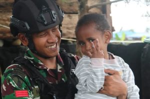 Pak Tentara Baik, Main ke Pos Satgas Mobile Yonif MR 411 Kostrad Dapat Hadiah Baju Baru