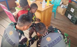 Suka Cita Warga Intan Jaya, Berobat Gratis di Pos Satgas Yonif PR 330 Kostrad