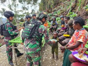 Satgas Yonif PR 330 Bangun Rest Area di Intan Jaya, Warga Duduk Untuk Sekedar Melepas Penat