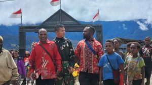 Euforia Warga Kampung Holomama, Dijamu Makan oleh Satgas Yonif PR 330 Sepulang Ibadah