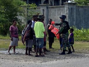 Prajurit Yonif MR 411 Kostrad Hadang Mama-mama Papua di Jalan, Ada Apa?