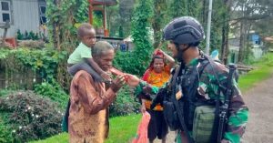 Kebahagiaan anak – anak Papua bersama Satgas Yonif Raider 303 Kostrad
