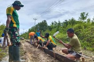 Satgas Pamtas RI-Malaysia Yonarmed 10/Bradjamusti Perbaiki Akses Sarana Jalan Rusak