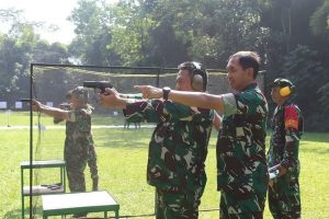 Kapusbekangad Periksa Prajurit Yonbekang 1 Kostrad Latihan Menembak