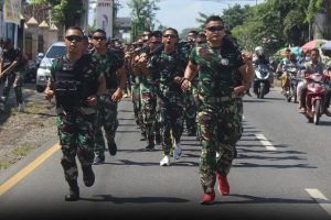Getarkan Alun – alun Tanggul, Prajurit Macan Kumbang Kostrad Laksanakan Lari Siang Bersenjata