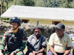 Satgas Pamtas Yonif Raider 303 Kostrad, Pererat Komunikasi Sosial Dengan Masyarakat Kampung Wuloni