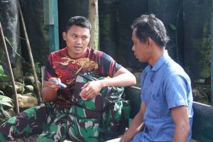 Peduli Kesehatan Masyarakat Kenyam, Satgas Yonif MR 411 Kostrad Respon Cepat Berikan Pengobatan