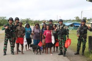 Pos Senyum Satgas Mobile Yonif MR 411 Kostrad Bikin Mama-mama Papua Kaget