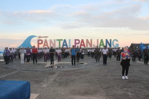 Antusias dan Semangat Peserta SSDN PPSA XXIV Lemhanas RI dan Forkopimda Ikuti Olahraga Bersama Yang Difasilitasi Lanal Bengkulu