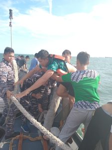KRI Escolar-871 Dengan Sigap Evakuasi ABK SPOB Ratu Yamani Yang Mengalami Kebakaran di Perairan Tabaneo Kalsel
