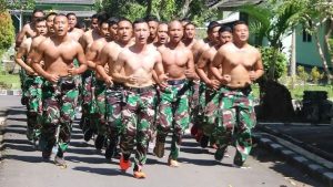 Terus Bina Fisik, Prajurit Condromowo Yonif Raider 509 Kostrad Lari Siang Menggunakan Kaos Kulit
