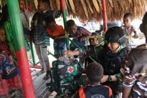 Pak Dokter Pasukan Kostrad Tak Gentar Berikan Pelayanan Kesehatan di Daerah Rawan Gangguan KKB
