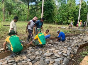 Bangun Jalan Usaha Tani, Satgas Yonarmed 1 Kostrad Karya Bakti Bersama Warga