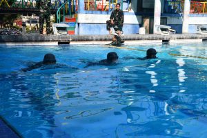 Tingkatkan Kemampuan, Prajurit Lanal Bandung Laksanakan Latihan Renang Militer