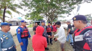 Lanal Bintan Selamatkan Dua Orang Nelayan Yang Hilang Kontak Saat Mencari Ikan di Perairan Lagoi Bintan