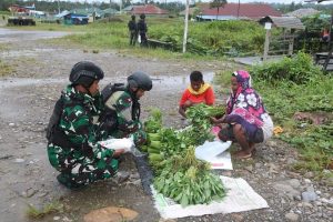 Senyum Bahagia Mama Papua, Baru Buka Lapak Jualan Langsung Diborong Prajurit Kostrad