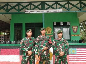 Melalui Pendekatan Yang Humanis, Pos Seriang Satgas Pamtas RI-Mly Yonarmed 10/Bradjamusti Terima Satu Pucuk Senjata Api