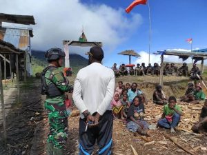 Tak Kenal Maka Tak Sayang, Warga Yigi Senang Didatangi Prajurit Langit Satgas Yonif PR 433 Kostrad