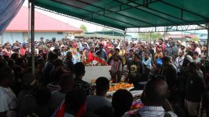 Wujud Rasa Empati, Dansatgas Yonif MR 411 Kostrad Hadiri Pemakaman Putra Pj Bupati Nduga