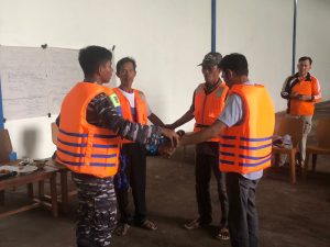 Lanal Bengkulu Sosialisasikan Materi Keselamatan Melaut Bagi Nelayan di Desa Linau