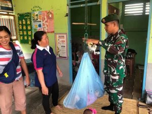 Peduli Kesehatan Anak Perbatasan, Satgas Pamtas RI-Malaysia Yonarmed 10 Kostrad Gelar Posyandu Balita