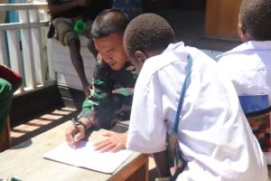 Tri Dharma Tasara, Aksi Nyata Satgas Yonif Para Raider 330 Berantas Buta Aksara di Intan Jaya Papua