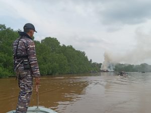 KLM Jaya Mulia Sakti Terbakar, Kapal Patroli Lebang Pos TNI AL Bengkalis dan Babinpotmar Tanjung Buton Bantu Evakuasi dan Pengamanan