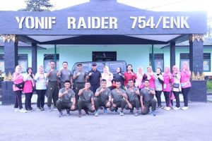 Danbrigif Raider 20 Kostrad dan Ibu Ketua Persit KCK Cabang XXXII BR 20 Olahraga Bersama di Mayonif R 754 Kostrad