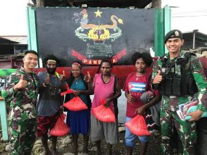 Datang Berobat Dapat Paket Sembako dan Senyum Bahagia Dari Pasukan Pandawa Kostrad