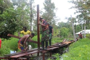 Kostrad Turun Gunung, Kesatria Pandawa Perbaiki Jembatan Sekolah Rimba di Pedalaman Papua