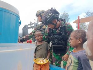Gembiranya Anak-anak di Intan Jaya Peringati Hari Anak Nasional Bersama Satgas Yonif PR 330 Kostrad
