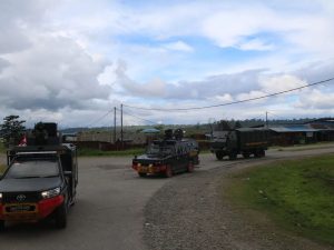 Jaga Keamanan Kondusif, Satgas Yonif MR 411 Divif 2 KostradI di Kota Kenyam Papua Gelar Patroli Gabungan